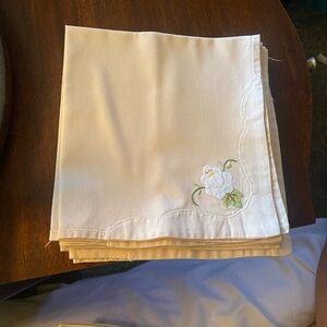 Vintage set of 6 Peach Embroidered Floral Napkins. Great condition
